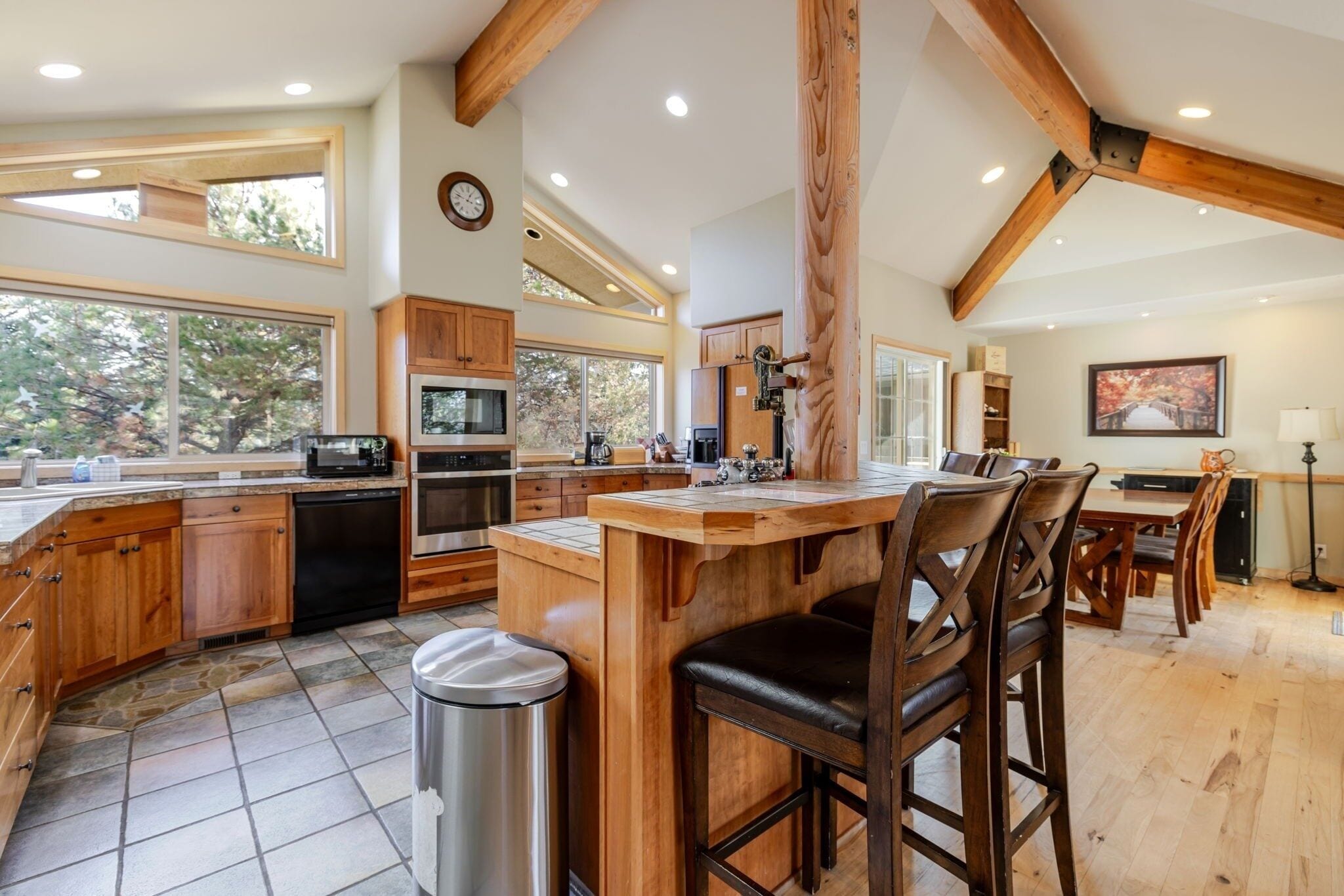 Private kitchen | Fridge, microwave, oven, stovetop