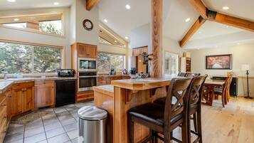 House, 4 Bedrooms | Private kitchen | Fridge, microwave, oven, stovetop