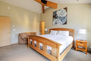 House, 4 Bedrooms | 4 bedrooms, iron/ironing board, travel cot, free WiFi - 3 Mulligan Home features Hot Tub on Private Deck and Wood-Burning Fireplace by RedAwning (Bend)