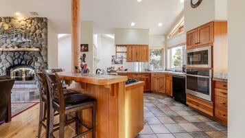 House, 4 Bedrooms | Private kitchen | Fridge, microwave, oven, stovetop