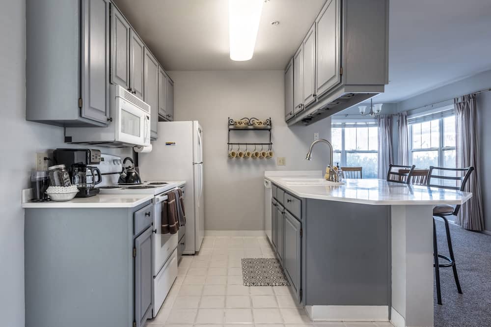 Alley's 22 Condo with Direct Deck Access by RedAwning - White Salmon River, WA