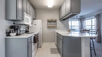 Condo, 1 Bedroom | Private kitchen | Microwave, stovetop, dishwasher, cookware/dishes/utensils