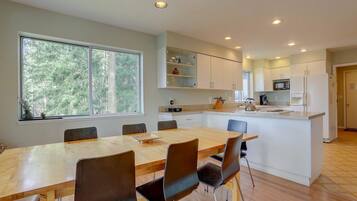 House, 4 Bedrooms | Dining