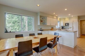 House, 4 Bedrooms | Dining