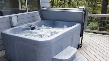 House, 4 Bedrooms | Outdoor spa tub