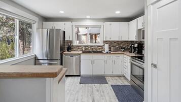 House, 2 Bedrooms | Private kitchen | Fridge, microwave, oven, stovetop