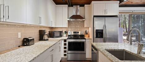 House, 2 Bedrooms | Private kitchen | Fridge, microwave, oven, stovetop