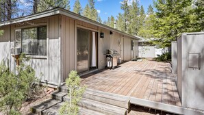A single-story mobile home with a deck, a barbecue grill, and a small shed. - 3 Killdeer Lane Pet Friendly Home 3 Minutes Walk from SHARC by RedAwning (Bend)