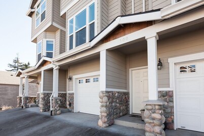 Pet-Friendly Venturi with Fireplace and BBQ on the Deck by RedAwning