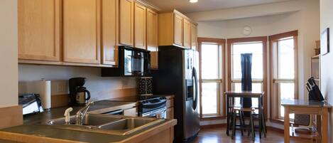 House, 2 Bedrooms | Private kitchen | Fridge, microwave, oven, stovetop