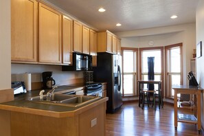 House, 2 Bedrooms | Private kitchen | Fridge, microwave, oven, stovetop - Pet-Friendly Venturi with Fireplace and BBQ on the Deck by RedAwning (Hood River)