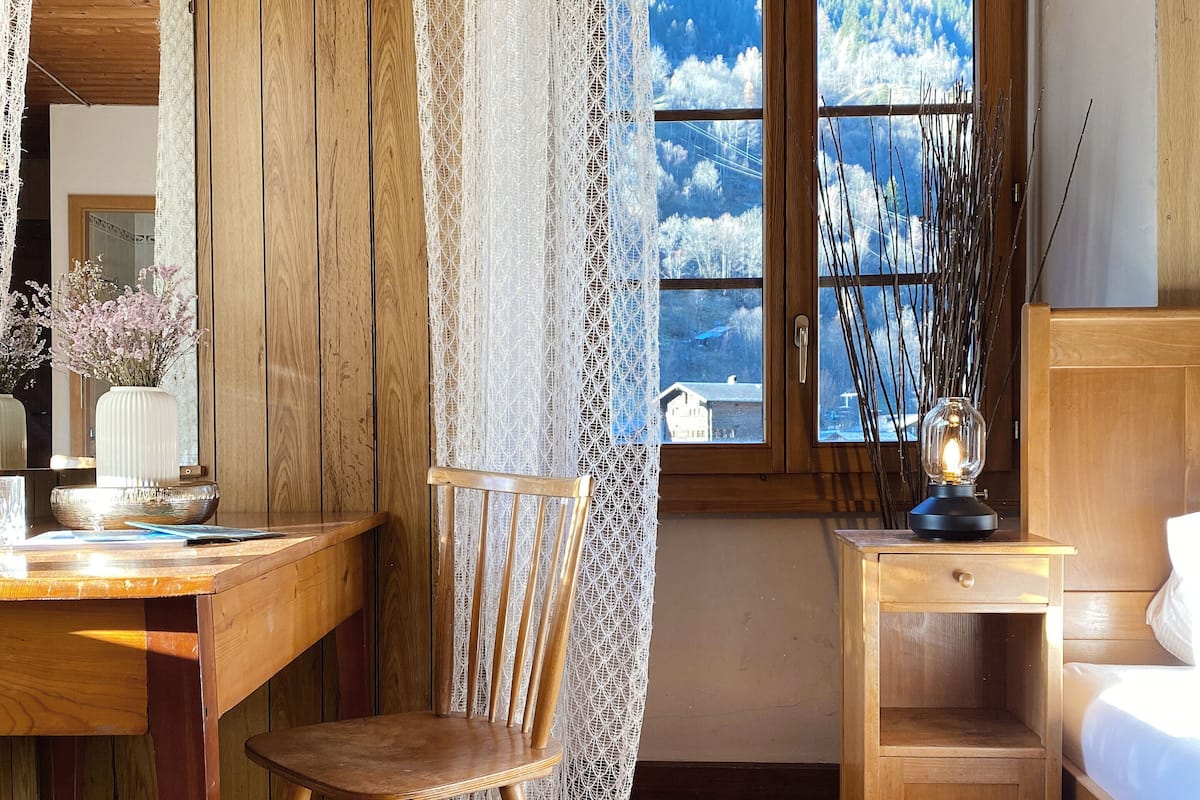 Enkeltrom | Safe på rommet, skrivebord, blendingsgardiner og sengetøy