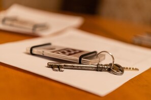 A set of keys and a stack of currency notes on a white surface. - Hotel du Glacier (Fiesch)