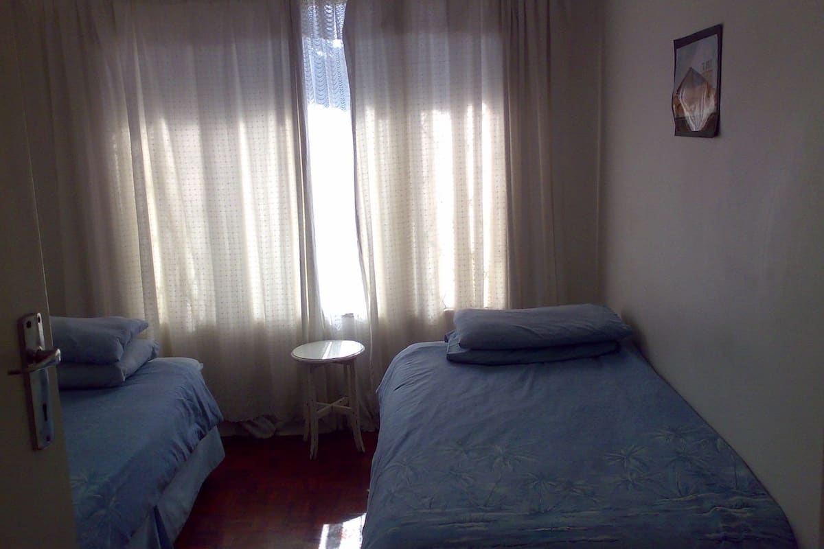 Habitación doble, baño compartido | Caja fuerte, camas supletorias, wifi gratis y ropa de cama