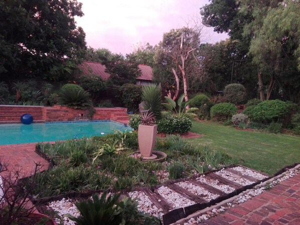 Outdoor pool - Fourways Boarding Hostel (Sandton)