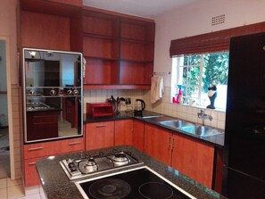 Fridge, microwave - Fourways Boarding Hostel (Sandton)