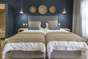 Luxury Twin Room | Minibar, in-room safe, individually decorated, individually furnished - Monte Vista Boutique Hotel (Montagu)