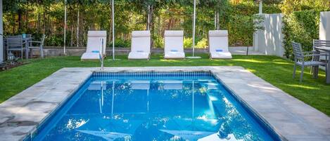 2 outdoor pools, pool loungers