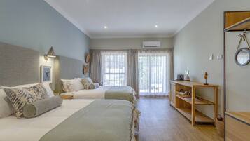 Une chambre avec deux lits, une étagère en bois et une fenêtre avec des rideaux.