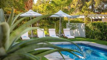 2 albercas al aire libre y camastros