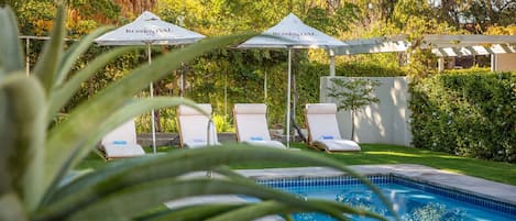 2 outdoor pools, sun loungers