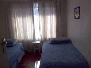 Tweepersoonskamer, privébadkamer | Een bureau, verduisterende gordijnen, gratis wifi, beddengoed