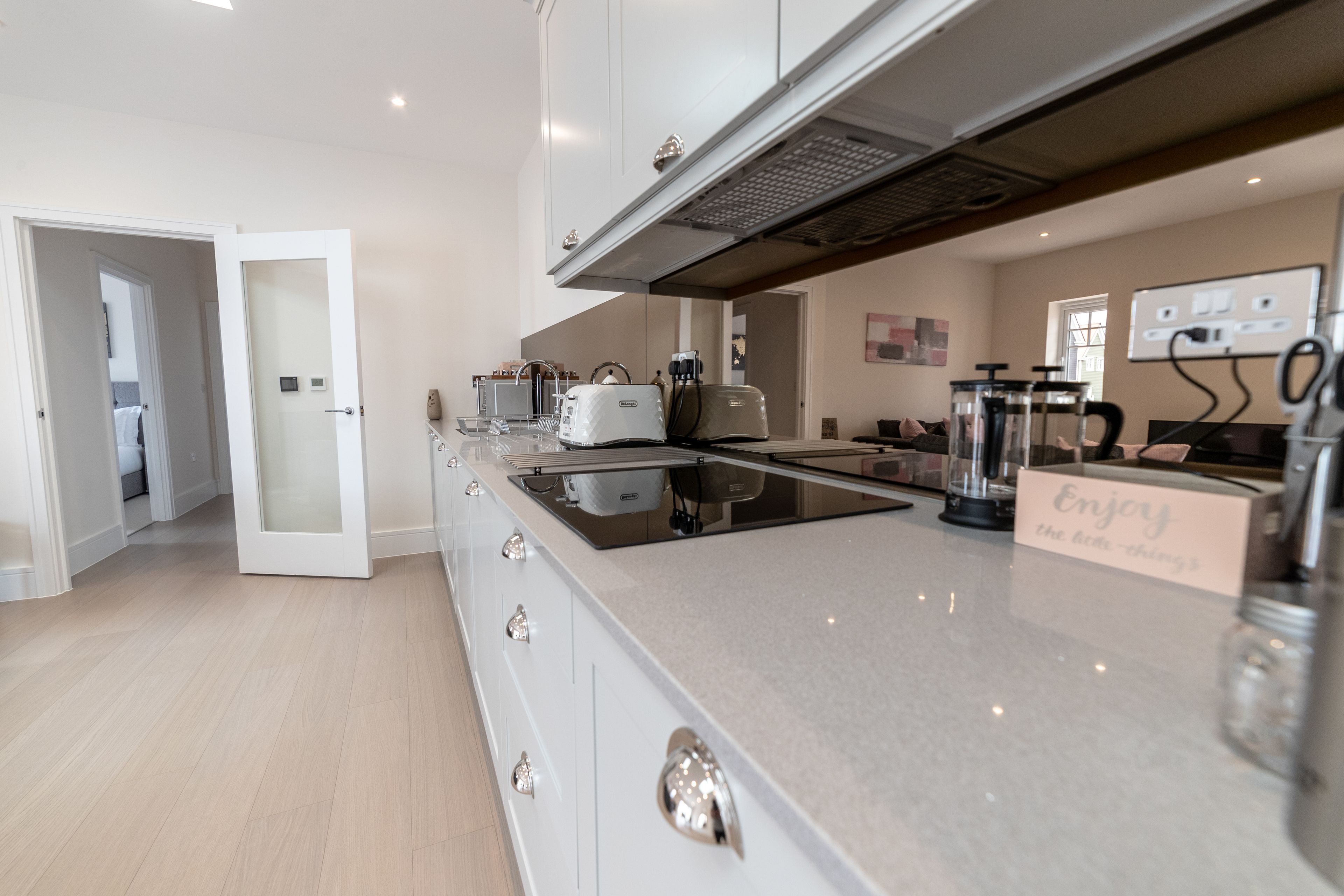 Full-size fridge, microwave, oven, stovetop