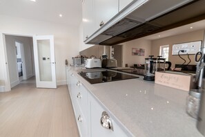 Full-size fridge, microwave, oven, stovetop - Reading Green Park Village Serviced Apt (Reading)