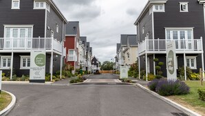 Una calle residencial con casas que tienen balcones y un paseo central.
