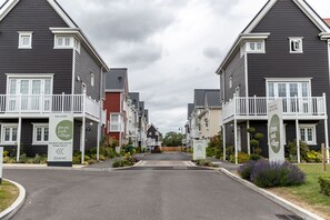 Exterior - Reading Green Park Village Serviced Apt (Reading)