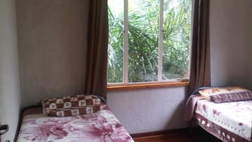 Habitación doble, baño compartido | Cortinas opacas, tabla de planchar con plancha, wifi gratis