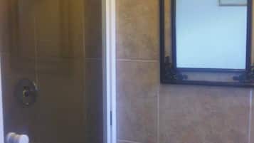 Slaapzaal, gemengd, gemeenschappelijke badkamer | Badkamer met douche