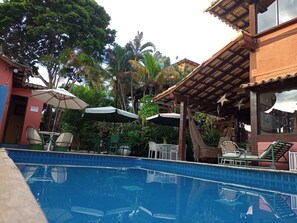 Indoor pool, open 10 AM to 8 PM, pool loungers - Pousada Mar a Mar (Búzios)