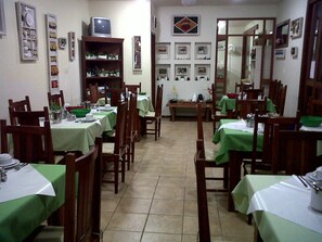 Café da manhã com buffet grátis todos os dias