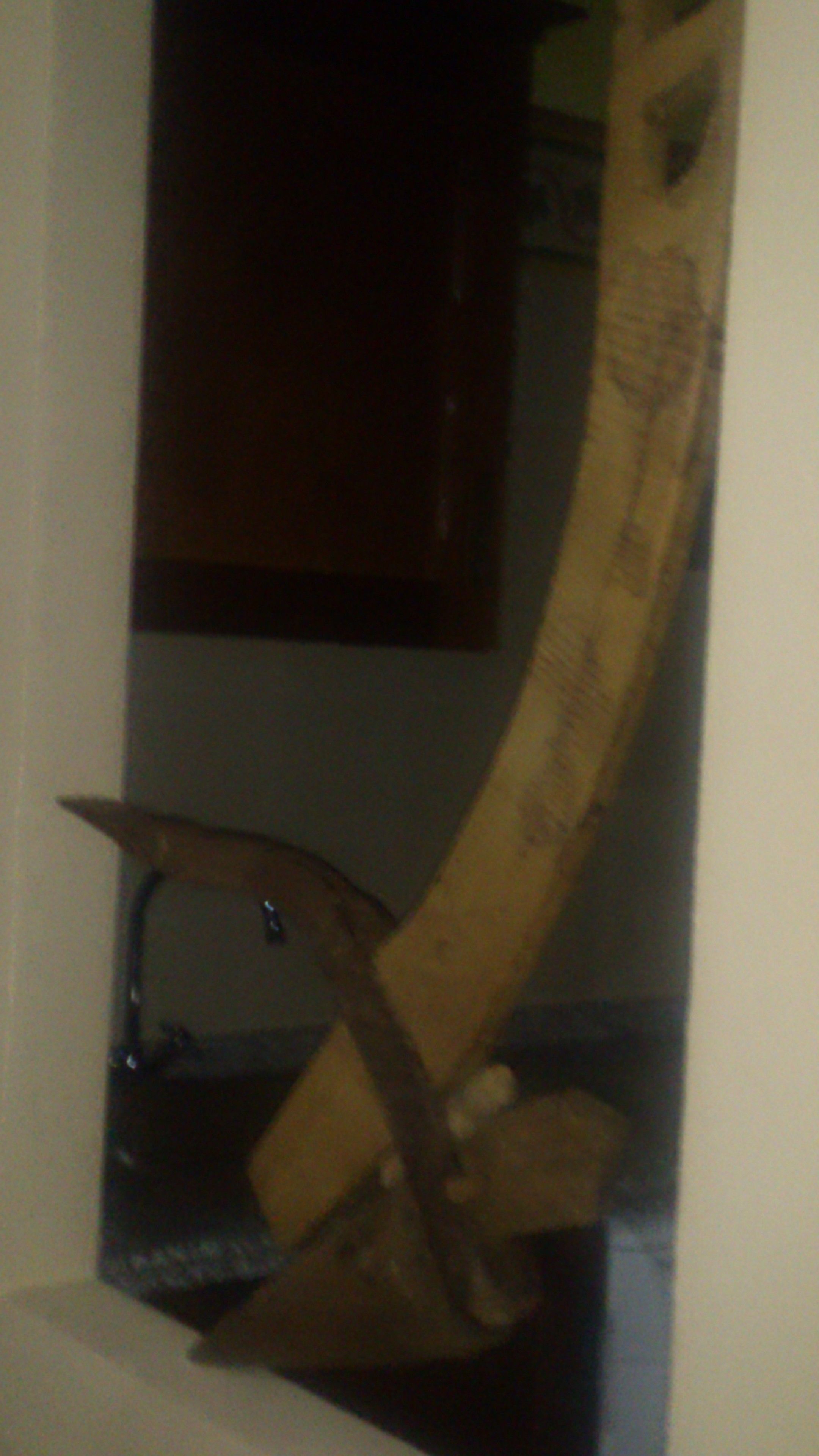 Una escultura de madera con un diseño curvo, posiblemente parte de una instalación más grande.