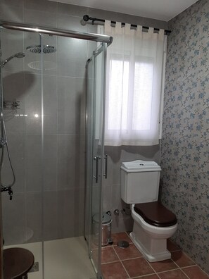 Studio Superior | Phòng tắm | Buồng tắm vòi sen, đồ dùng nhà tắm miễn phí, máy sấy tóc, khăn tắm 