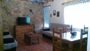 House, 2 Bedrooms | 2 bedrooms, in-room safe, individually decorated, individually furnished - Casa Rural Los Aperos (Herrera del Duque)
