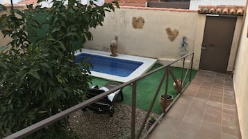 Piscina a l'aire lliure i gandules