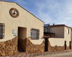 Front of property - Casa Rural Los Aperos (Herrera del Duque)