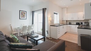 Leilighet – city, flere senger, ikke-røyk (Split Level Apartment) | Oppholdsområde | Flatskjerm-TV