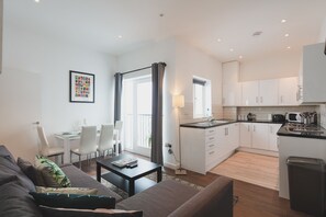 ซิตี้อพาร์ทเมนท์, หลายเตียง, ปลอดบุหรี่ (Split Level Apartment) | บริเวณนั่งเล่น | ทีวีจอแบน