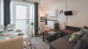 Leilighet – city, flere senger, ikke-røyk (Split Level Apartment) | Spiseområde på rommet
