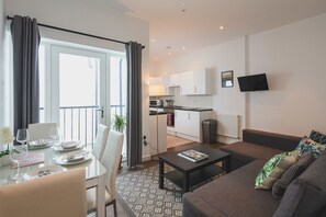 City-lejlighed - flere senge - ikke-ryger (Split Level Apartment) | Spisning på værelset
