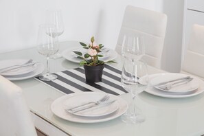 City Apartment, 1 Double Bed with Sofa bed, Non Smoking | In-room dining