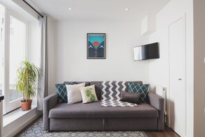 ซิตี้อพาร์ทเมนท์, เตียงใหญ่ 1 เตียง และโซฟาเบด, ปลอดบุหรี่ | ห้องนั่งเล่น | ทีวีจอแบน