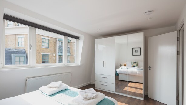 Leilighet – standard, 2 soverom, ikke-røyk (Split Level Apartment) | Blendingsgardiner, strykejern/-brett og wi-fi (inkludert)