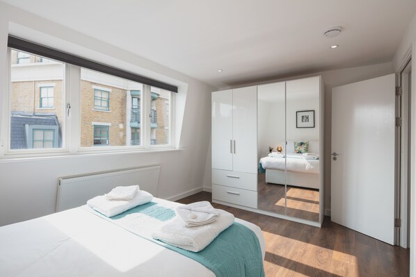 สแตนดาร์ดอพาร์ทเมนท์, 2 ห้องนอน, ปลอดบุหรี่ (Split Level Apartment) | ห้องพักตกแต่งอย่างมีเอกลักษณ์, ตกแต่งพิเศษโดยเฉพาะ, ผ้าม่านกันแสง