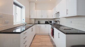 Leilighet – city, flere senger, ikke-røyk (Split Level Apartment) | Eget kjøkken | Kjøleskap, mikrobølgeovn, ovn og kokeplater