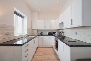 ซิตี้อพาร์ทเมนท์, หลายเตียง, ปลอดบุหรี่ (Split Level Apartment) | ครัวส่วนตัว | ตู้เย็นขนาดใหญ่, ไมโครเวฟ, เตาอบ, เตาประกอบอาหาร