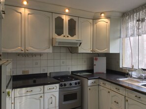Twin Room, 2 Single Beds, Private Bathroom | Shared kitchen